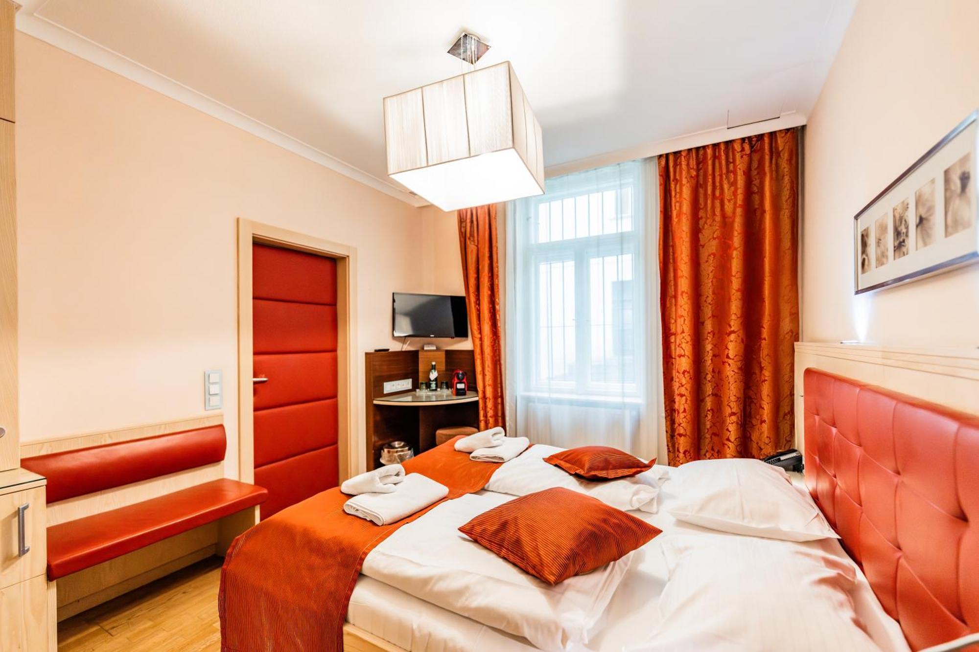 Hotel Pension Baronesse Wina Bagian luar foto