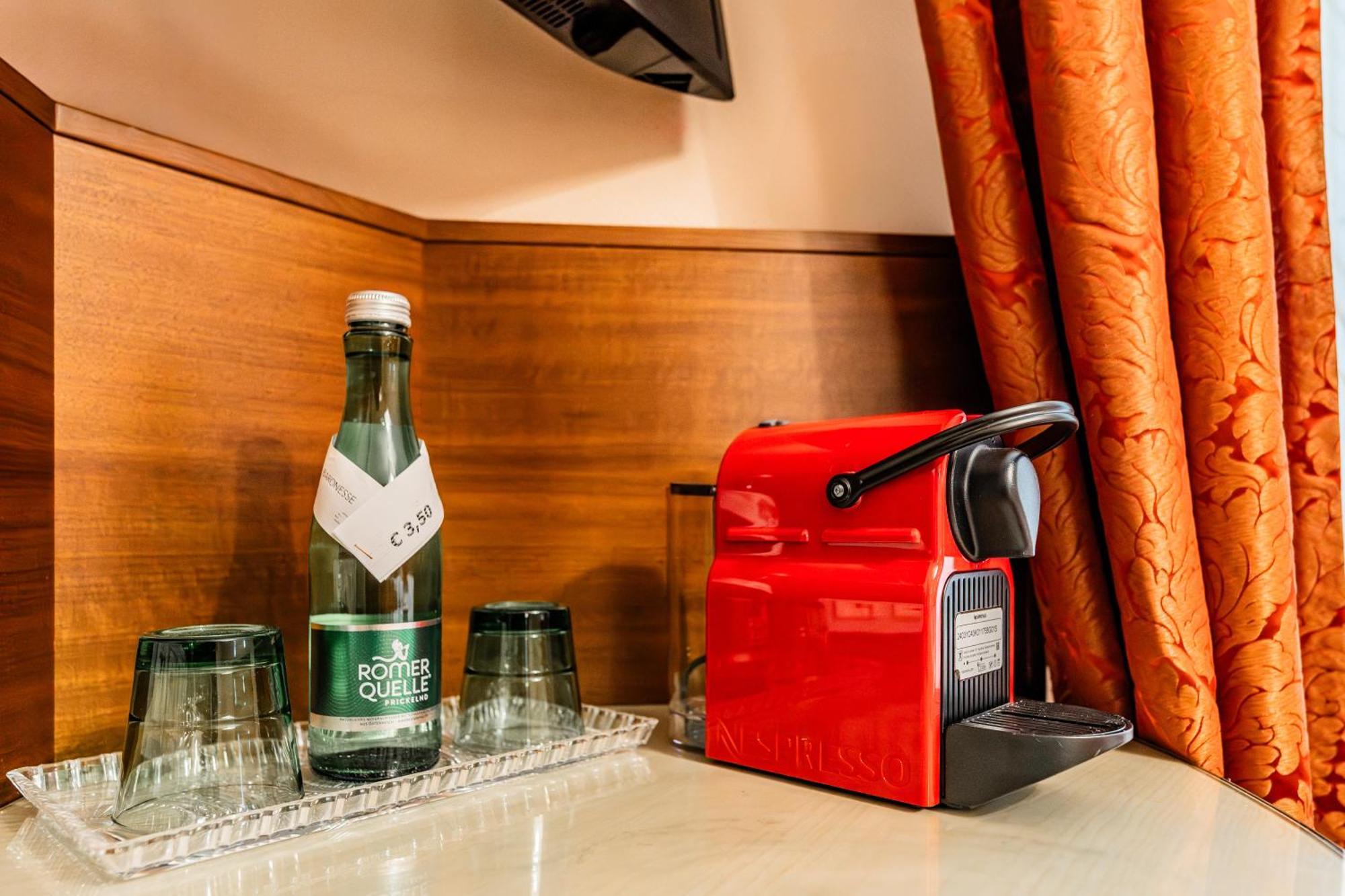 Hotel Pension Baronesse Wina Bagian luar foto