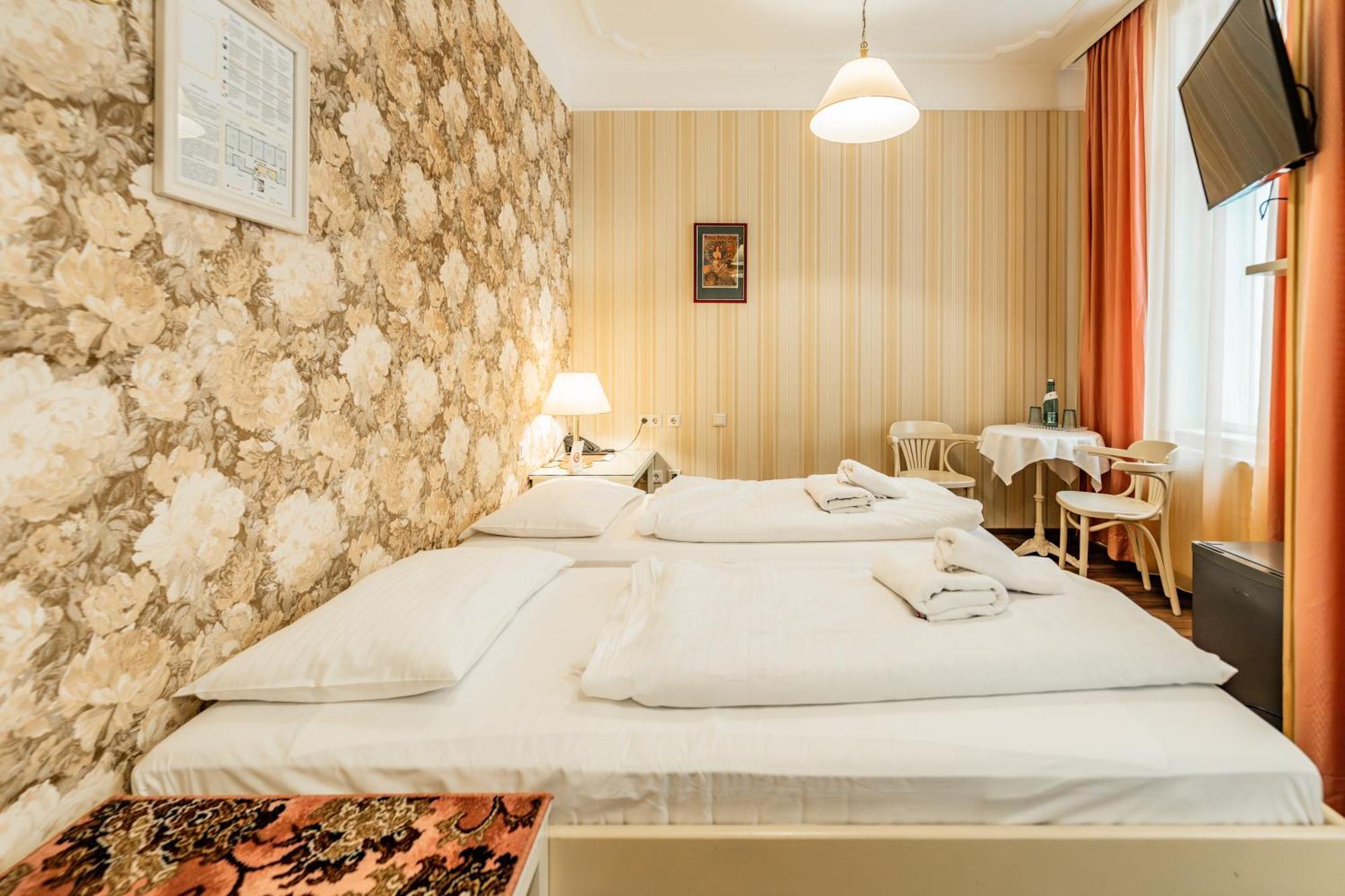 Hotel Pension Baronesse Wina Bagian luar foto