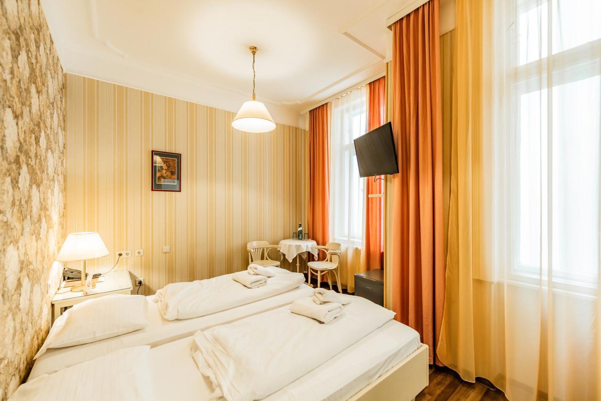 Hotel Pension Baronesse Wina Bagian luar foto