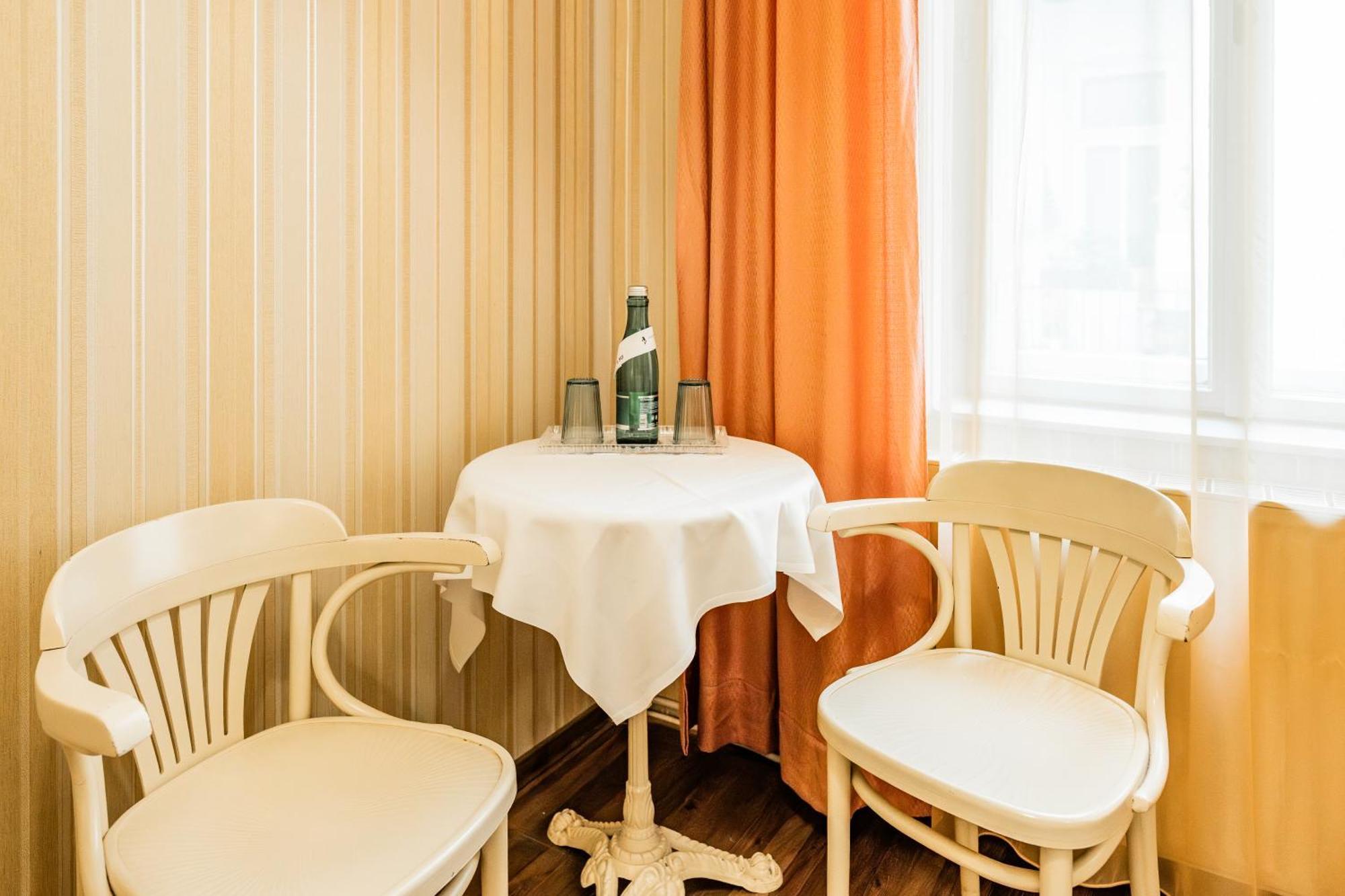 Hotel Pension Baronesse Wina Bagian luar foto