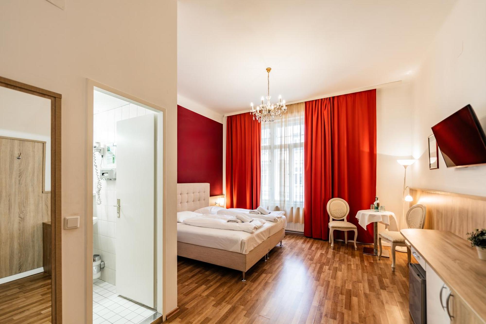 Hotel Pension Baronesse Wina Bagian luar foto