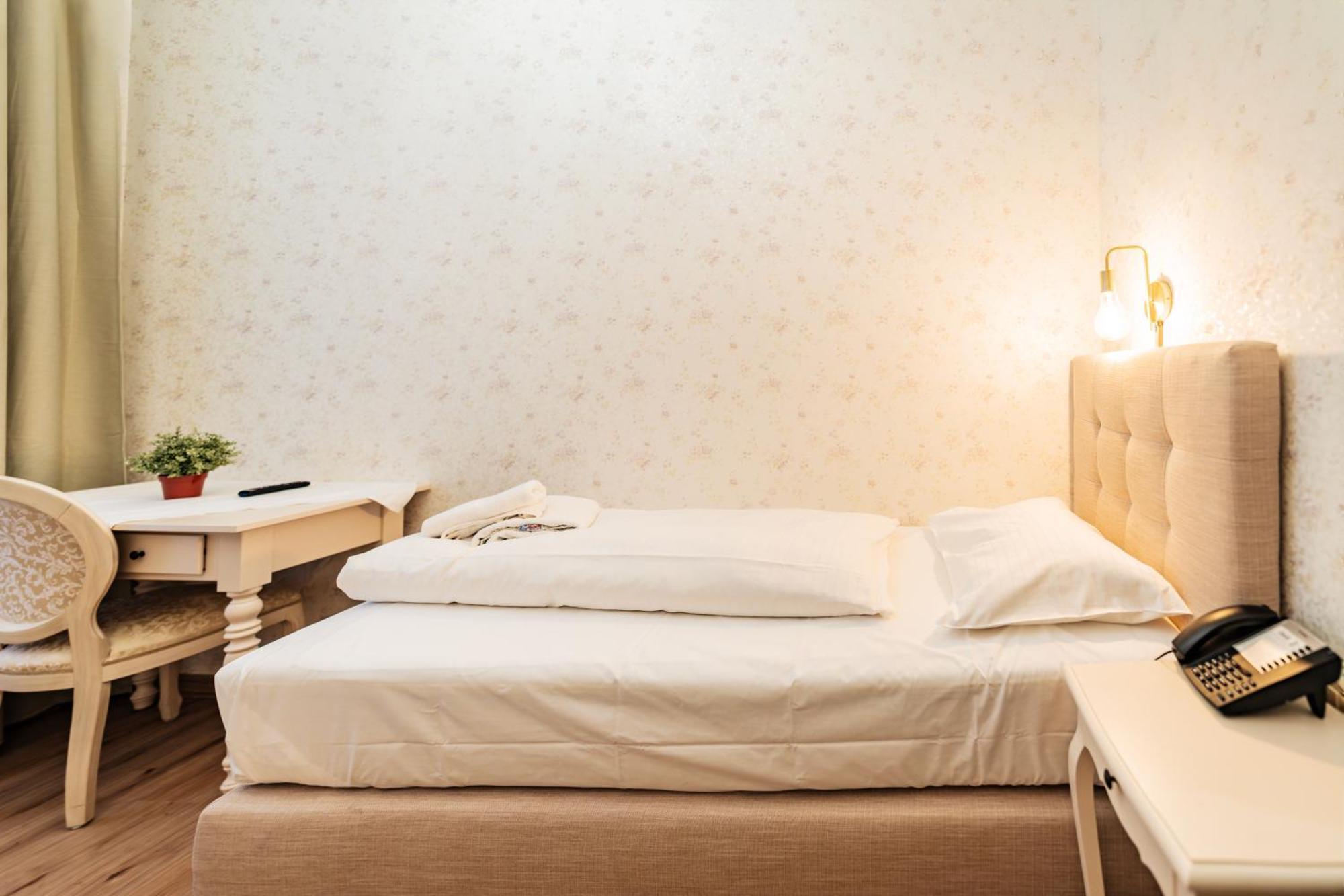 Hotel Pension Baronesse Wina Bagian luar foto