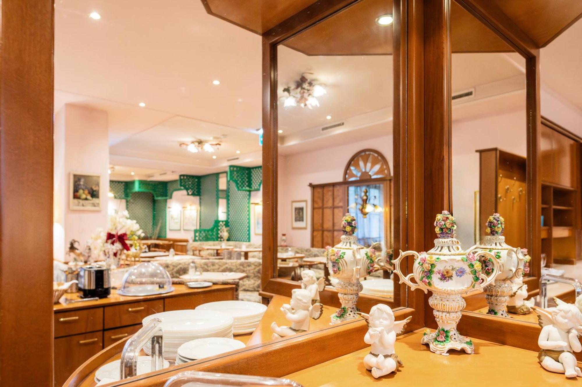 Hotel Pension Baronesse Wina Bagian luar foto