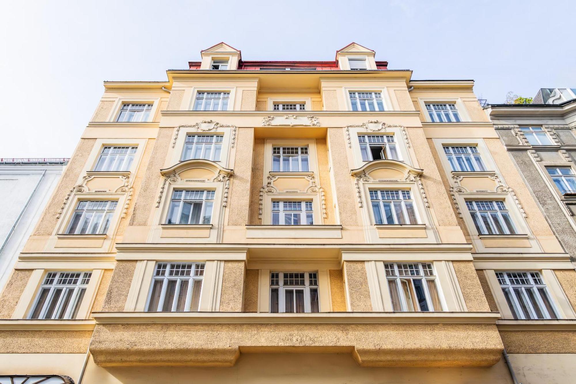 Hotel Pension Baronesse Wina Bagian luar foto